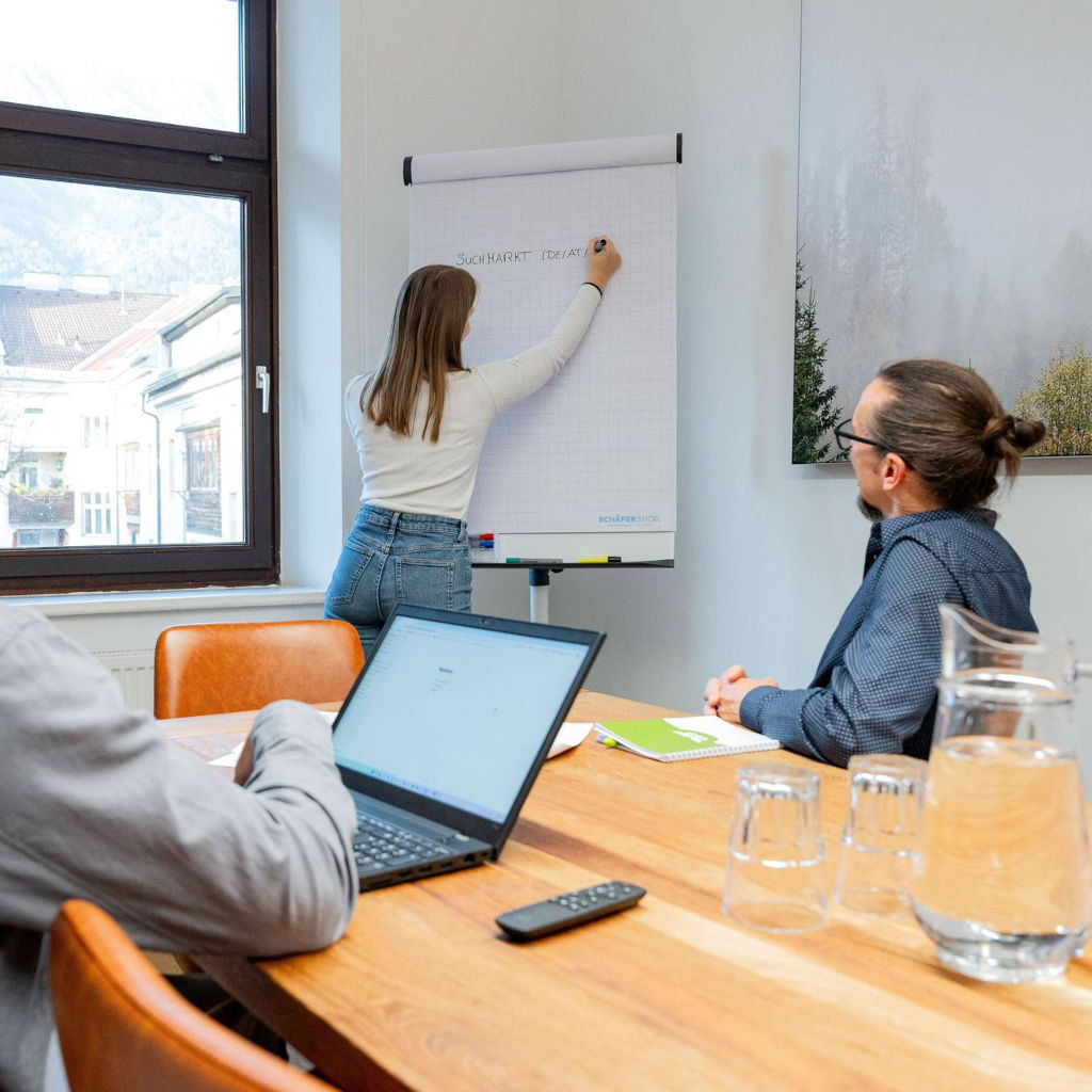 Mitarbeitende in einem Meeting